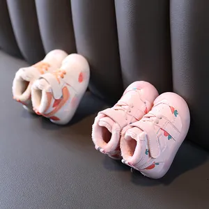 Chaussures d'hiver chaudes pour bébé doublées de polaire avec motif fraise et semelle souple