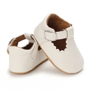 Details weißer Baby PU-Leder Mary Jane Schuhe mit Wellenrand und Schnallenriemen