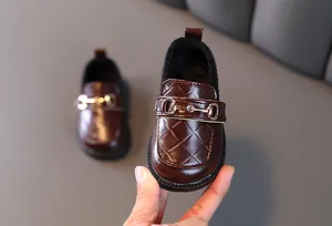 Scarpe invernali in pelle foderata per bambini con dettaglio morsetto in metallo