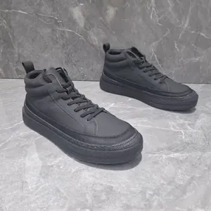 Bottines décontractées classiques en cuir noir pour hommes sur élégant fond de marbre
