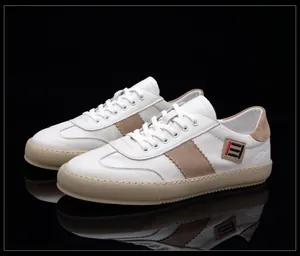 Vue de côté de baskets pour hommes en cuir blanc avec des accents de daim beige chic