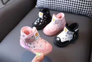 Dettaglio di stivali da neve LED per bambini con fodera in pelliccia e pois
