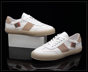 Gros plan de baskets en cuir blanc de qualité avec détails en daim beige et emblème