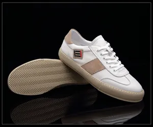 Vue détaillée de baskets en cuir véritable blanc pour hommes, semelle