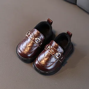 Scarpe in pelle trapuntata per bambini con morsetto dorato e fodera in pile calda