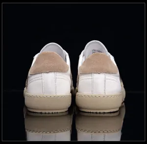 Vue arrière détaillée de baskets en cuir blanc pour hommes avec talon en daim beige