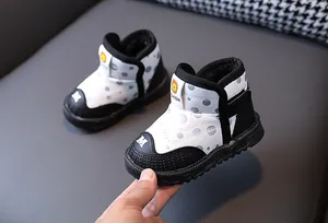 Dettaglio di stivali da neve per bambini a pois con fodera calda e suola morbida