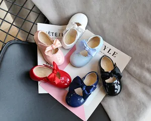 Kollektion von Lackleder-Mary-Janes mit Schleife für Kleinkinder in verschiedenen Farben.