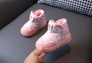 Dettaglio degli stivali da neve LED rosa per bambini con fodera in pelliccia e pois argento