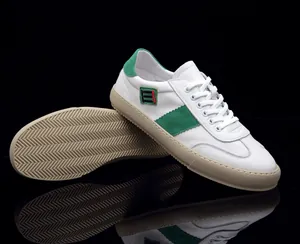 Détail de baskets en cuir blanc avec touches vertes et semelle antidérapante