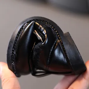 Scarpe flessibili per bambini in pelle nera con suola morbida e fodera in pelliccia