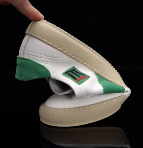 Détail de basket souple en cuir blanc pour homme montrant la semelle flexible et le cuir