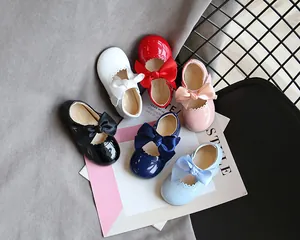 Detailansicht der Lacklederschuhe für Mädchen mit Schleifen in verschiedenen Farben