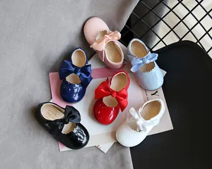 Detailansicht glänzender Mary Jane Lackschuhe für Mädchen mit großen dekorativen Schleifen