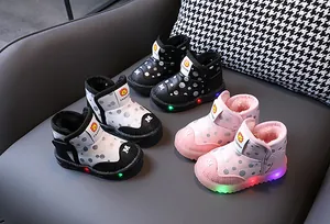 Stivali da neve LED per bambini con calda fodera in pile in vari colori e stili.