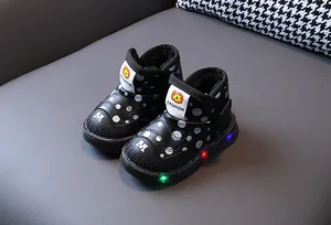 Stivali da neve LED per bambini con motivo a pois e fodera in caldo peluche dettaglio.