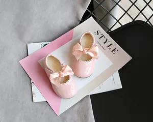 Elegante rosa Lackleder-Mary-Jane-Schuhe für Mädchen mit großen dekorativen Satinschleifen