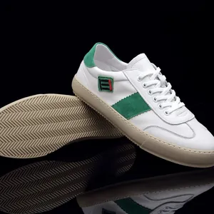 Baskets en cuir blanc pour hommes avec détails en daim vert et semelle en caoutchouc