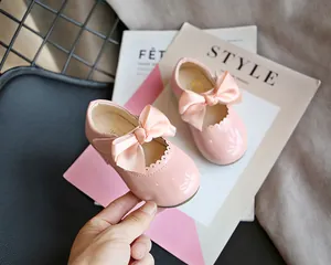 Detailansicht rosa Lackleder Mädchenschuhe mit einer großen Akzent-Schleife aus Satin
