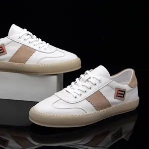 Baskets décontractées en cuir blanc de luxe pour hommes avec bandes en daim beige