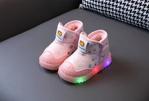 Dettaglio di stivali da neve rosa per bambini con luci LED e calda fodera interna