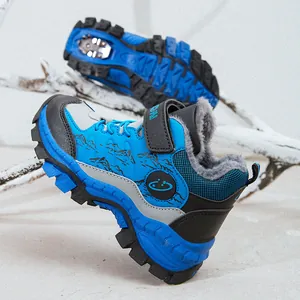 Blaue und schwarze Winterstiefel für Kinder mit warmem Fleece-Futter und Bergmuster
