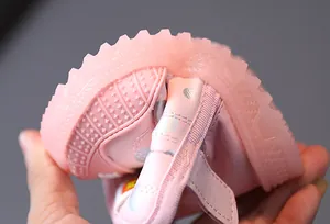 Primo piano di stivali da neve rosa flessibili per bambini con suola in gomma morbida