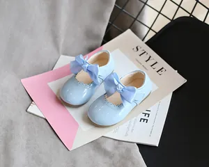 Elegante hellblaue Babyschuhe aus Lackleder mit Schleife für Tanz und Kindergarten