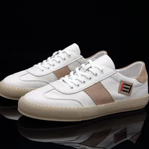 Baskets décontractées en cuir blanc pour hommes avec détails en daim beige et tige basse