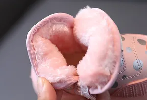 Primo piano di stivali da neve rosa per bambini con fodera in peluche calda