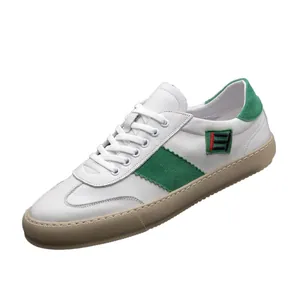 Baskets décontractées en cuir blanc pour hommes avec touches de daim vert et semelle gomme