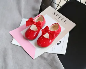 Rote Lacklederschuhe für Mädchen mit großer Seidenschleife und gewelltem Randdetail