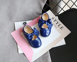 Elegante dunkelblaue Lacklederschuhe für Mädchen mit einer großen dekorativen Schleife