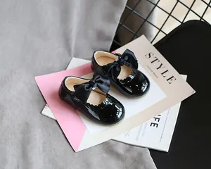 Detailaufnahme von schwarzen Lacklederschuhen für Mädchen mit eleganter Schleife