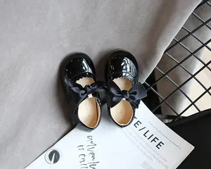 Draufsicht-Detail der schwarzen Lacklederschuhe für Mädchen mit großer Schleife