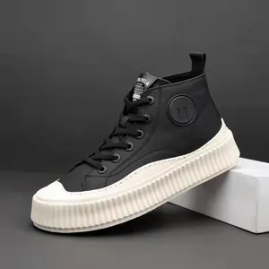 Dettaglio scarpe alte in pelle nera con spessa suola bianca a biscotto per uomo