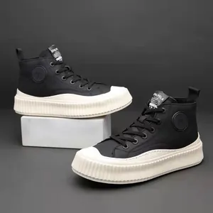 Sneakers alte da uomo in pelle nera con suole spesse a biscotto bianche a costine