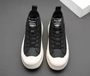 Vista dettagliata delle sneakers alte da uomo in pelle nera con spesse suole a biscotto bianche
