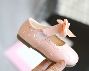 Detailansicht der rosa Lackleder-Prinzessinenschuhe für Mädchen mit Schleife