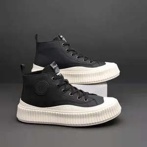Sneakers alte premium da uomo in morbida pelle con suole bianche a coste platform