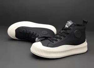 Vista laterale di sneakers alte in pelle da uomo con spesse suole bianche