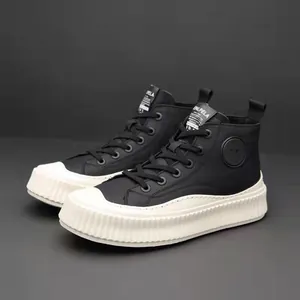 Vista laterale dettagliata delle sneakers alte da uomo in pelle con suola spessa