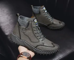 Gros plan sur des bottes de neige grises pour hommes avec col en tricot et logo M