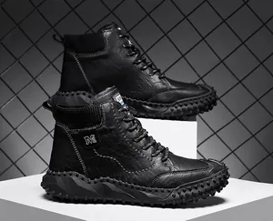Vue détaillée des bottes d'hiver montantes noires pour hommes avec col en tricot côtelé
