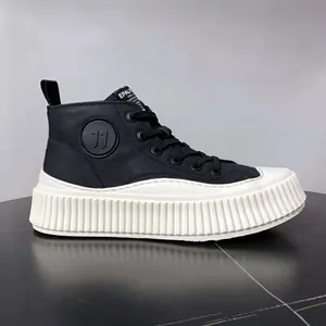 Sneakers alte da uomo in pelle nera con spessa suola platform bianca stile biscotto
