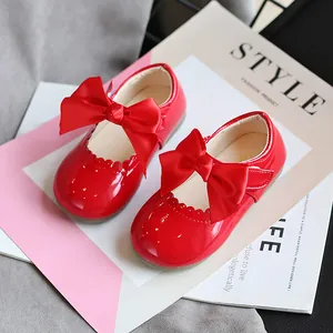Elegante rote glänzende Lackleder-Mary-Jane-Schuhe für Mädchen mit großen Schleifen