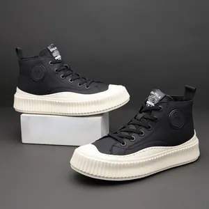 Sneakers alte in pelle nera da uomo con spesse suole a biscotto color bianco sporco.