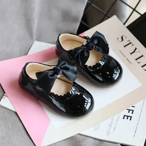 Elegante schwarze Lacklederschuhe für Mädchen mit großen Schleifen für Prinzessinnen-Looks