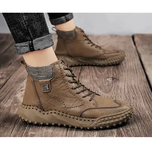 Détail de bottines d'hiver marron pour hommes avec un col en tricot chaud et élégant.