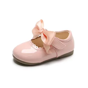 Rosa Lackleder Baby-Mädchen Mary Jane Halbschuhe mit großer dekorativer Schleife.
